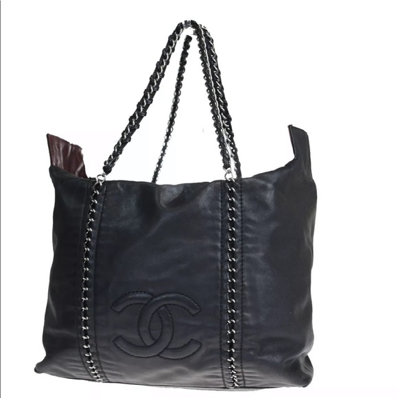 CHANEL Handbags - 🌺Beautiful🌺 LARGE Chanel zippered tote